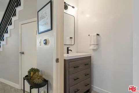 $1,025,000 | 5848 West Olympic Boulevard, Unit 102, Los Angeles, CA 90036