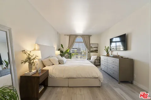 $1,025,000 | 5848 West Olympic Boulevard, Unit 102, Los Angeles, CA 90036