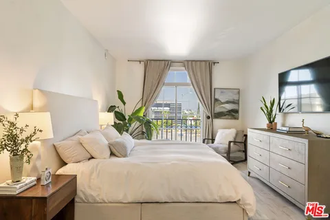 $1,025,000 | 5848 West Olympic Boulevard, Unit 102, Los Angeles, CA 90036