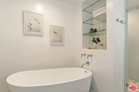 $1,025,000 | 5848 West Olympic Boulevard, Unit 102, Los Angeles, CA 90036