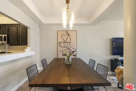 $1,025,000 | 5848 West Olympic Boulevard, Unit 102, Los Angeles, CA 90036
