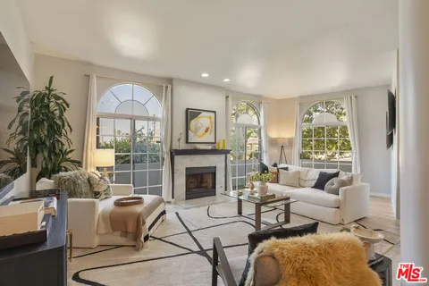 $1,025,000 | 5848 West Olympic Boulevard, Unit 102, Los Angeles, CA 90036