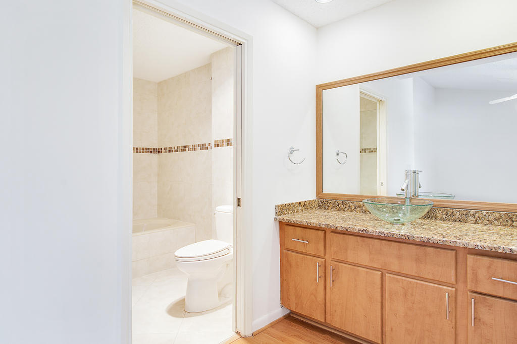 7877 La Mirada Drive, Unit 7877 Boca Raton, FL 33433 - Photo 11 of 20 Bathroom Master