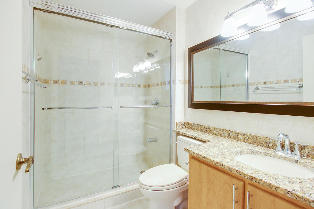 7877 La Mirada Drive, Unit 7877 Boca Raton, FL 33433 - Photo 13 of 20 Bathroom2