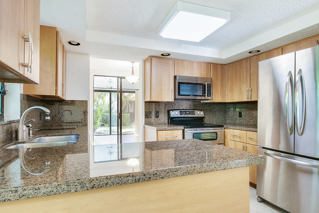 7877 La Mirada Drive, Unit 7877 Boca Raton, FL 33433 - Photo 3 of 20 Kitchen