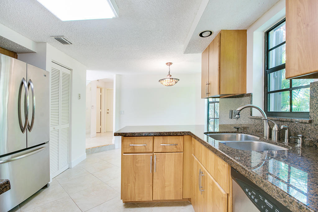 7877 La Mirada Drive, Unit 7877 Boca Raton, FL 33433 - Photo 4 of 20 Kitchen2