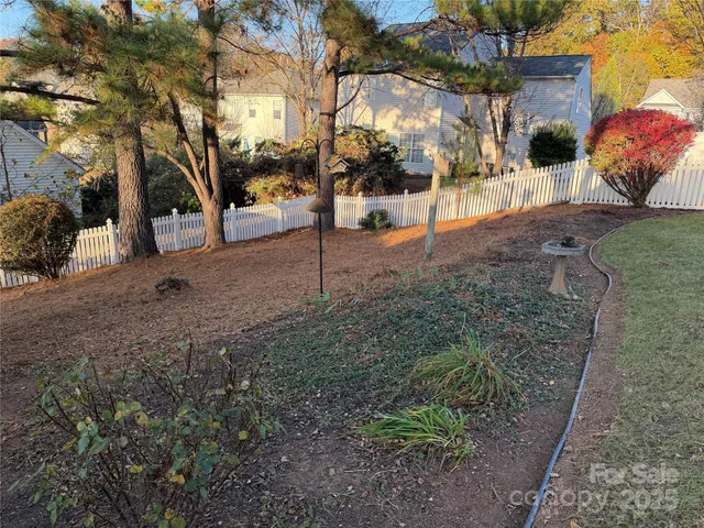 a view of a backyard