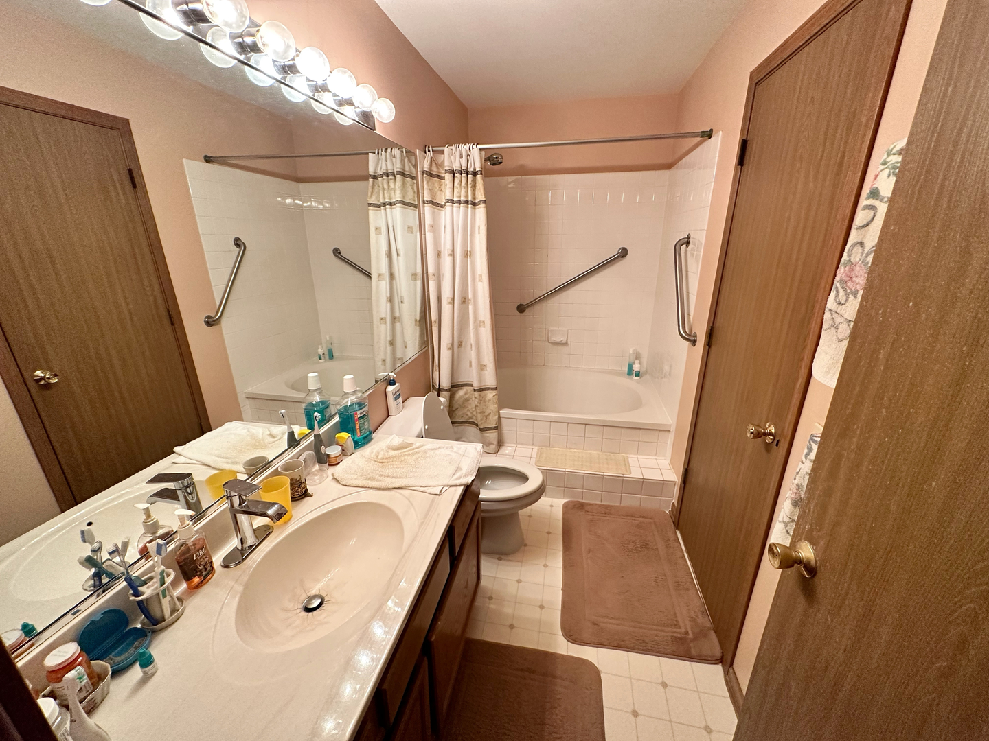 306 Cane Garden Circle Aurora, IL 60504 - Photo 8 of 13 a bath room with a sink and a mirror