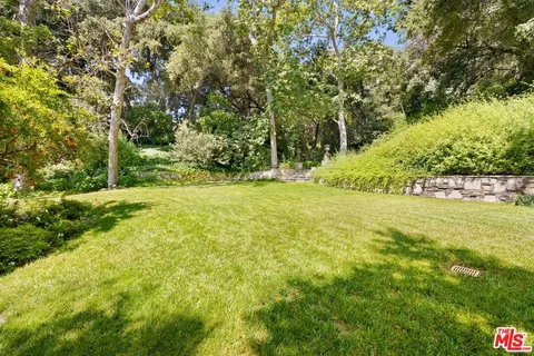 a view of yard with green space