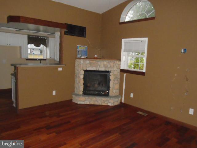 1225 Magothy Road Pasadena, MD 21122 - Photo 4 of 16 Living Room
