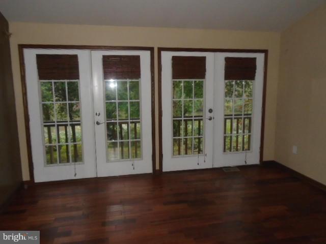 1225 Magothy Road Pasadena, MD 21122 - Photo 5 of 16 Living Room