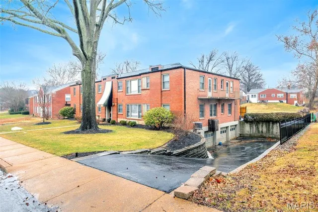 $154,900 | 8111 Roxburgh Drive, Unit 1NE, St. Louis, MO 63105