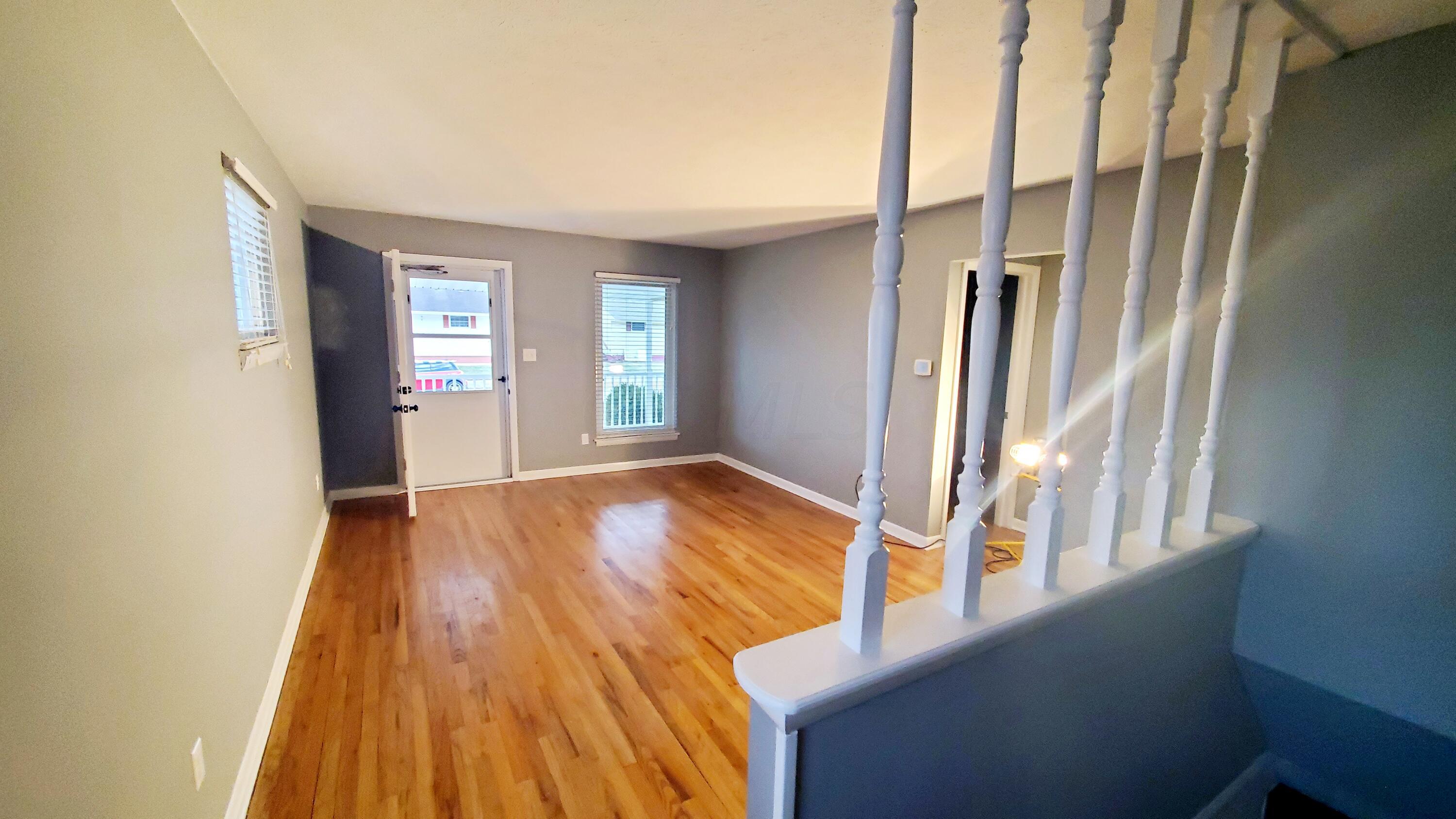 3105 Hillgate Road Columbus, OH 43207 - Photo 5 of 34 Living Room