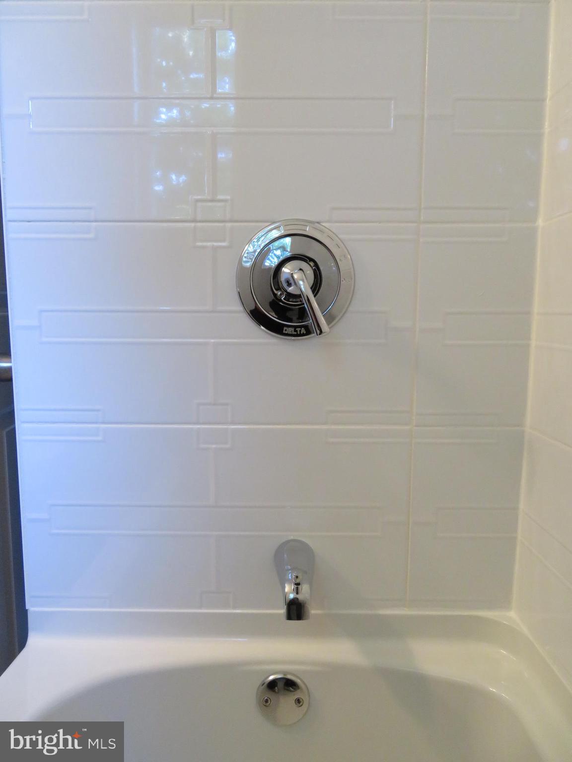 4005 Pimlico Road Baltimore, MD 21215 - Photo 30 of 45 2nd Level Bath - Tub Tile Surround