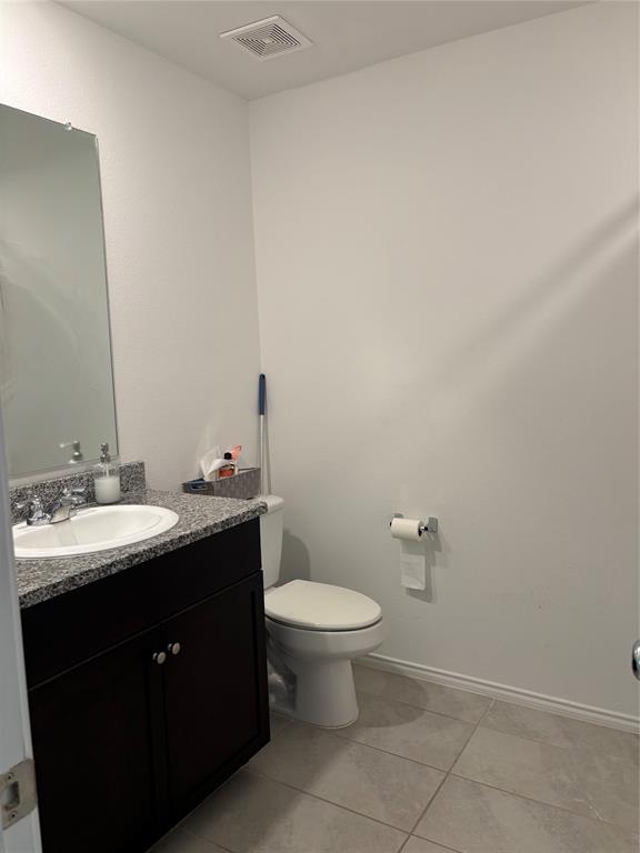 3386 Peyton Lila Road Dallas, TX 75212 - Photo 11 of 13 a bathroom with a sink and a toilet