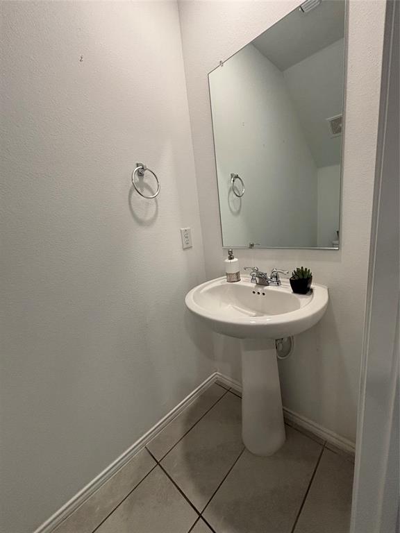 3386 Peyton Lila Road Dallas, TX 75212 - Photo 6 of 13 a bathroom with a sink toilet and a mirror