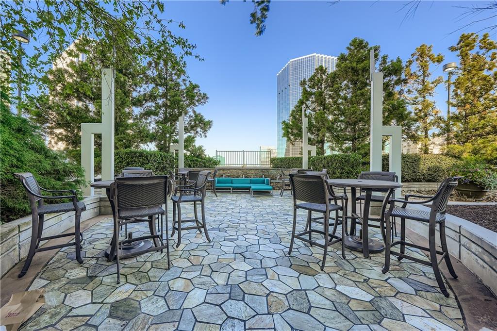 3324 Peachtree Road Northeast, Unit 902 Atlanta, GA 30326 - Photo 25 of 29 a view of a chairs and table in a backyard