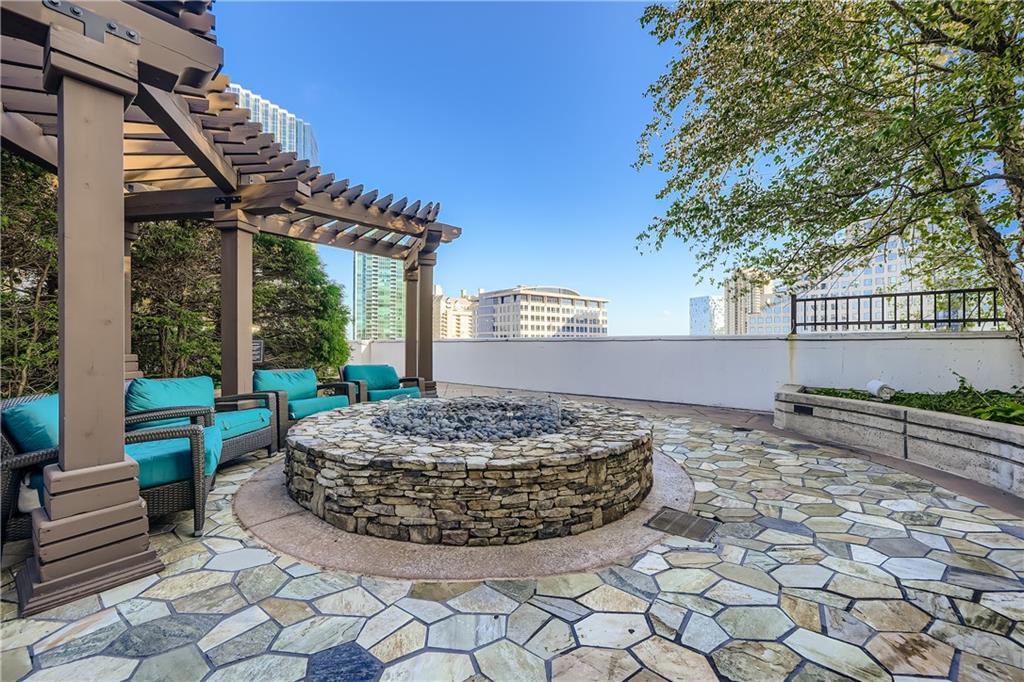 3324 Peachtree Road Northeast, Unit 902 Atlanta, GA 30326 - Photo 26 of 29 a view of a house with backyard and sitting area