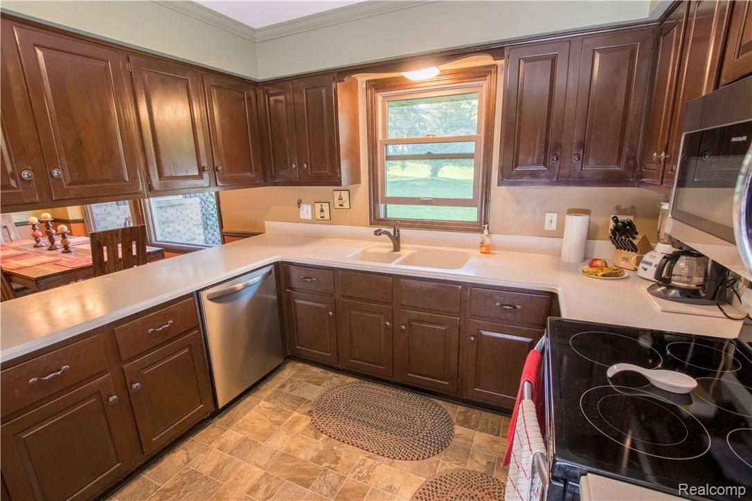 2772 West Tienken Road Rochester, MI 48306 - Photo 15 of 22 Kitchen.jpg