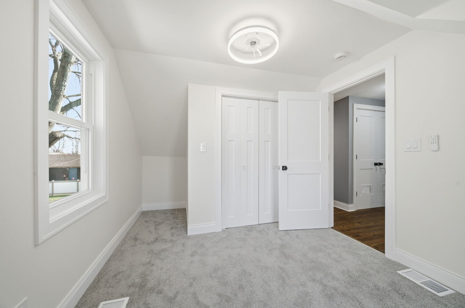 7851 Suburban Lane Bridgeview, IL 60455 - Photo 33 of 50 a view of an empty room with a window