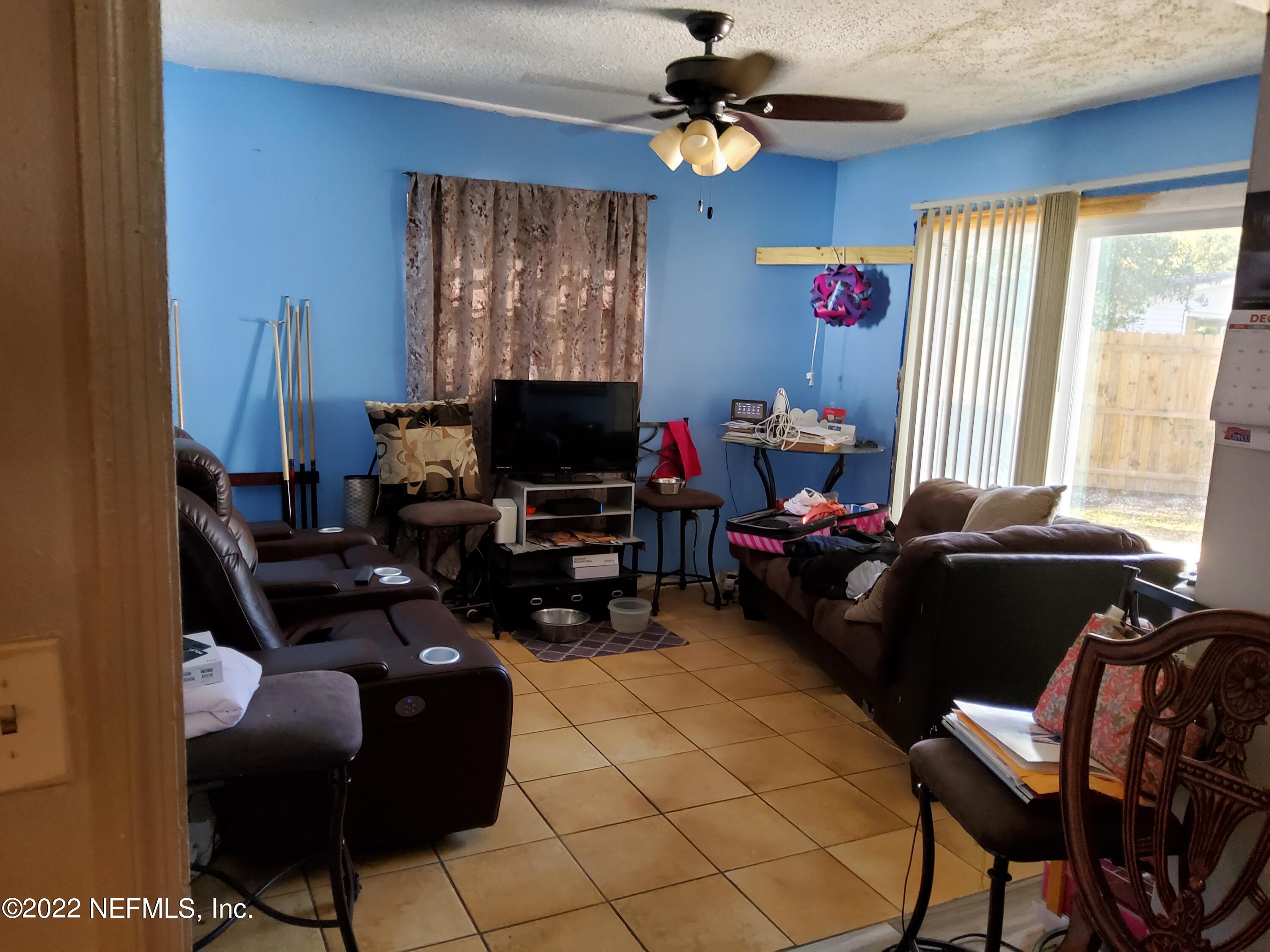9292 Greenleaf Road Jacksonville, FL 32208 - Photo 3 of 4 familyroom