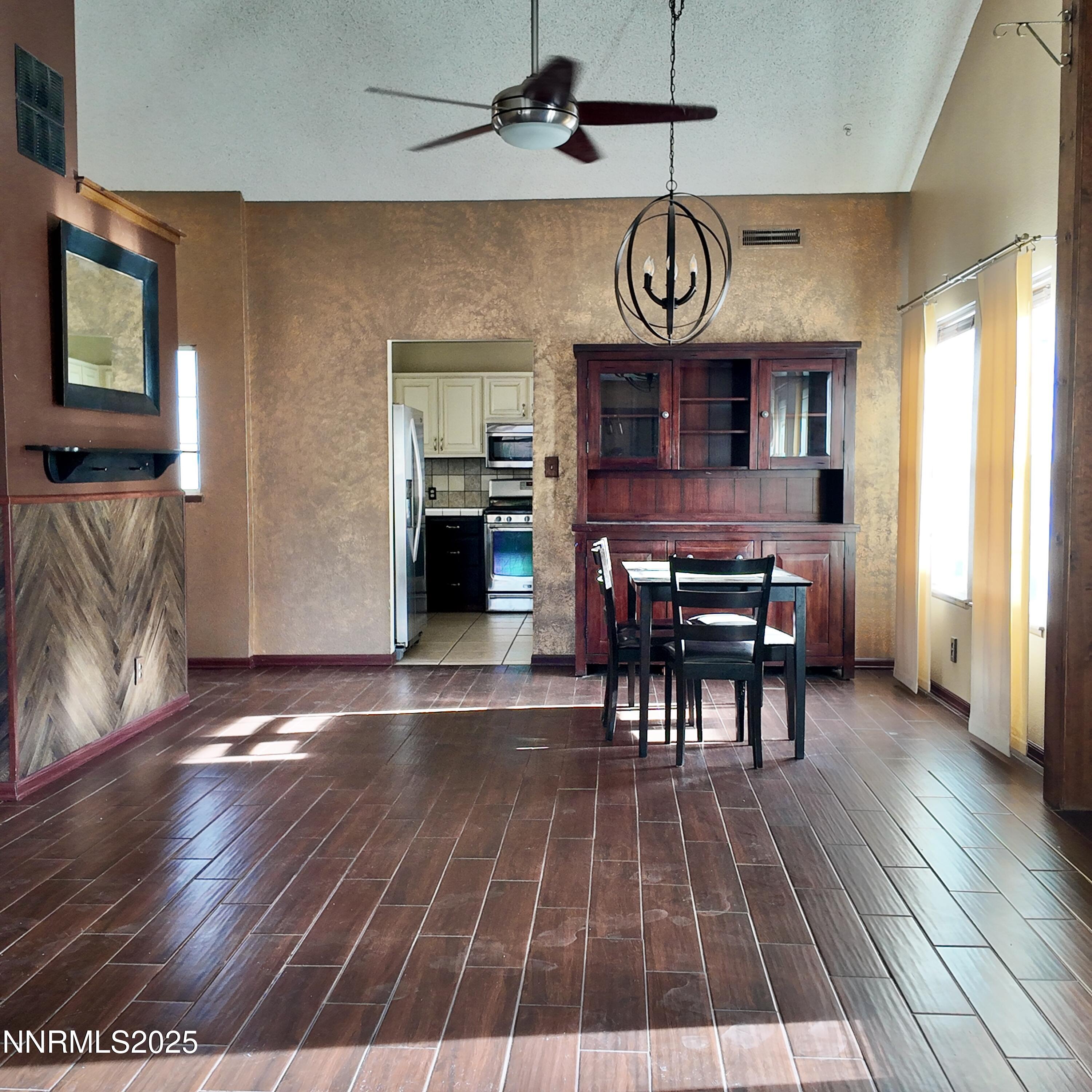 455 Connely Street Hawthorne, NV 89415 - Photo 10 of 43 Dinning Room
