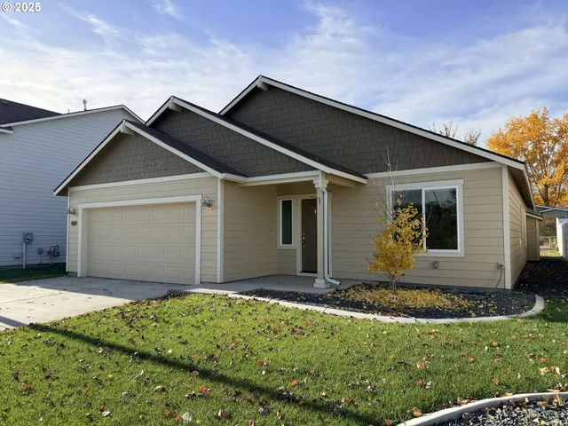 a view of a house with yard