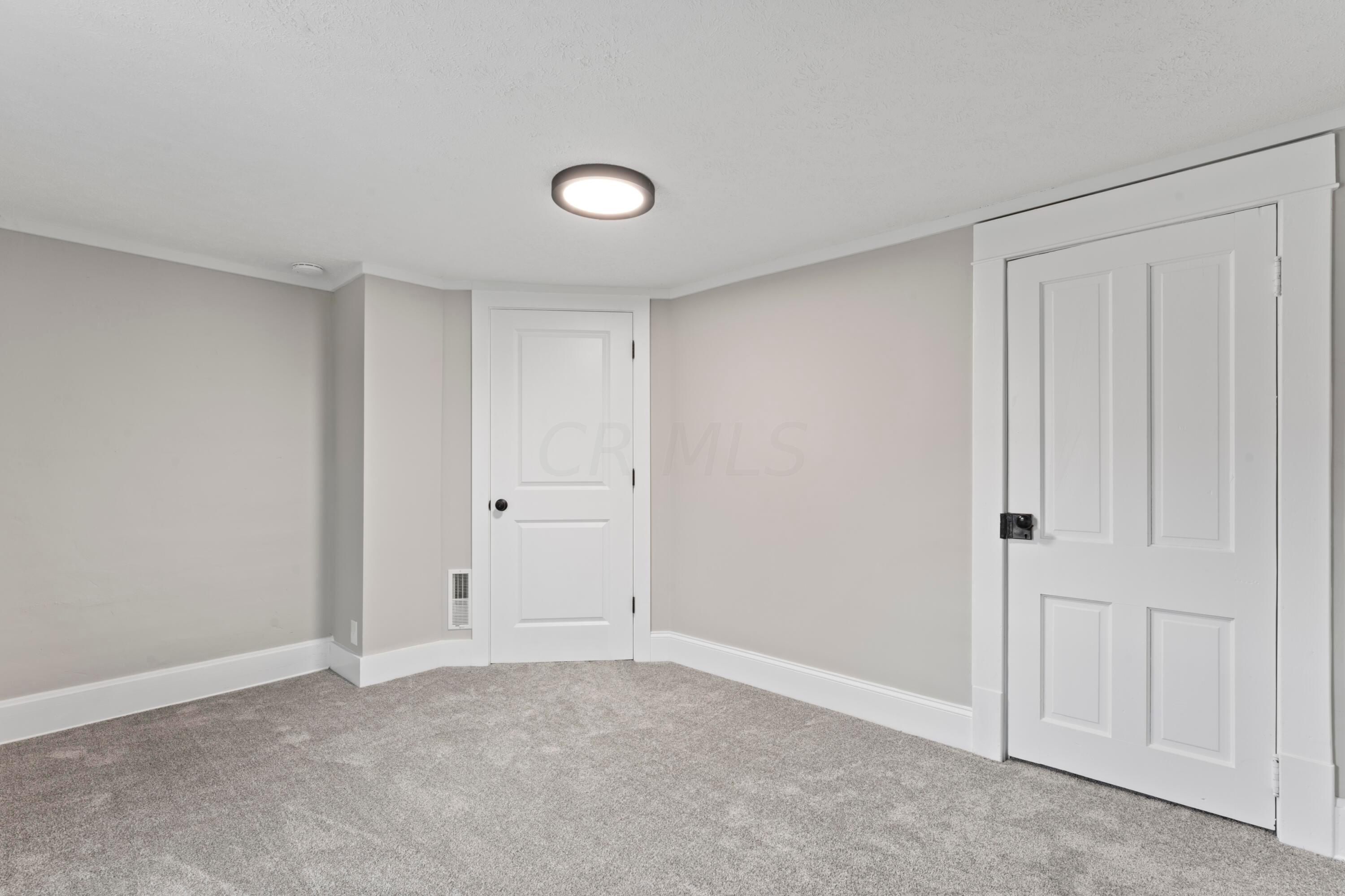 90 Roe Avenue Newark, OH 43055 - Photo 18 of 32 Bathroom #2 Closet