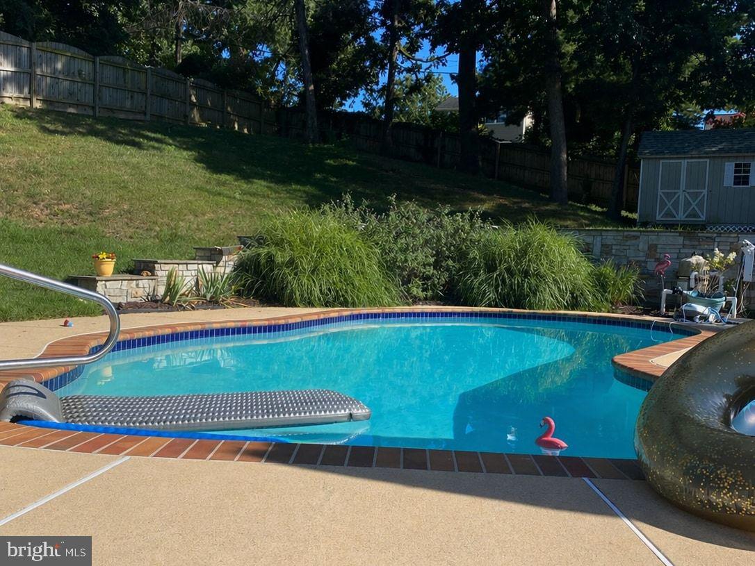 511 Greenwood Road Linthicum Heights, MD 21090 - Photo 19 of 26 a view of a pool with a yard potted plants and large tree