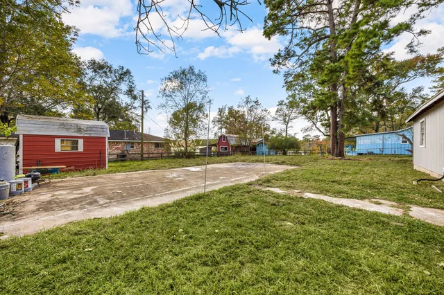 a view of a yard with a house