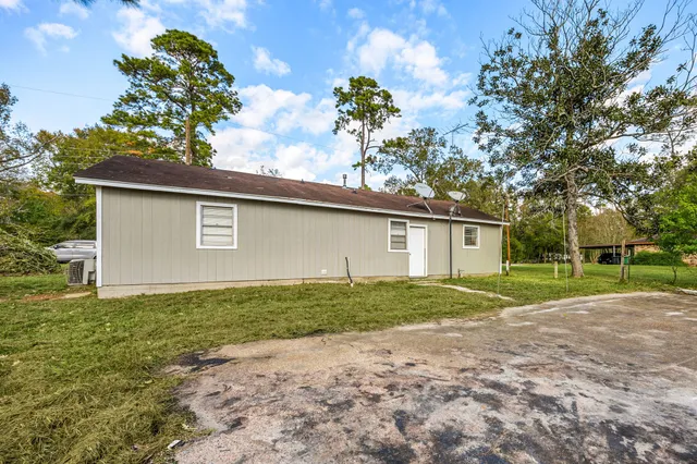 a house view with backyard space