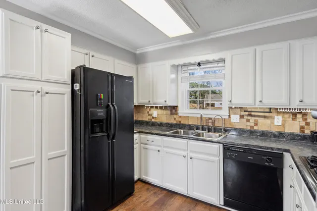 $275,000 | 213 Dogwood Lane, Batesville, MS 38606