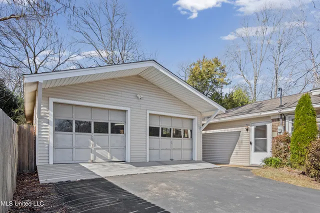 $275,000 | 213 Dogwood Lane, Batesville, MS 38606