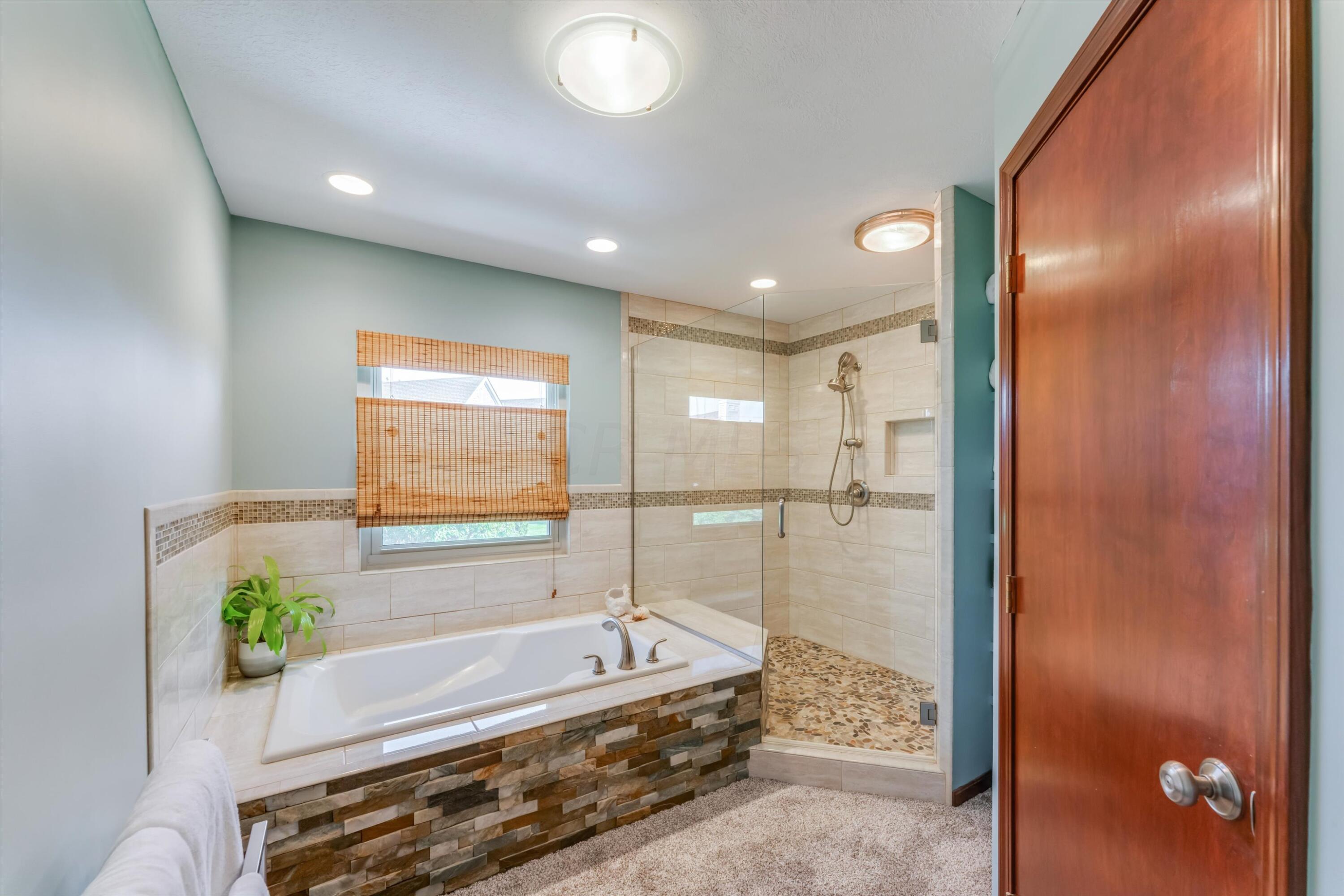 358 Beecher Road Columbus, OH 43230 - Photo 24 of 39 T_Gahanna_358BeecherRoad_Owners_Suite_Ba