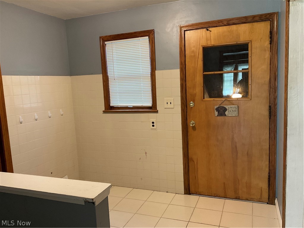 3295 McCartney Road Campbell, OH 44405 - Photo 10 of 25 Mud room from garage entrance
