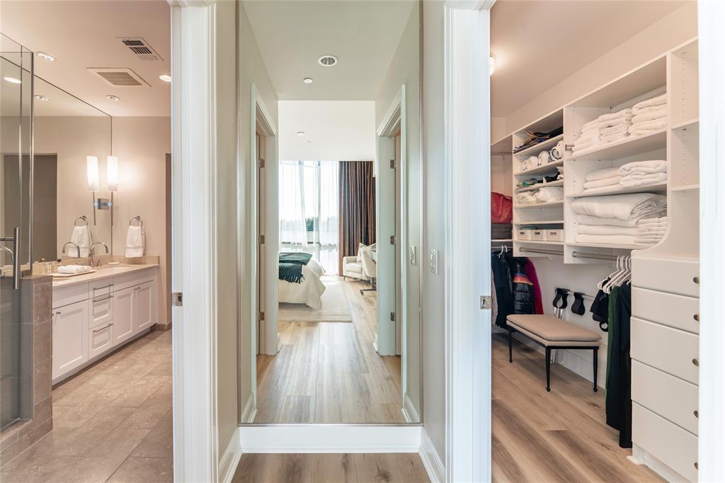 5656 North Central Expressway, Unit 207 Dallas, TX 75206 - Photo 19 of 34 a en suite bathroom with a sink and a mirror