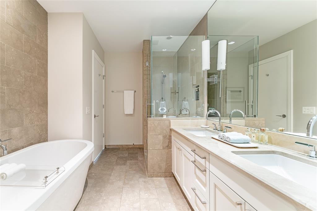 5656 North Central Expressway, Unit 207 Dallas, TX 75206 - Photo 20 of 34 a spacious bathroom with a tub sink shower and a mirror