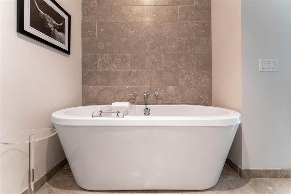 5656 North Central Expressway, Unit 207 Dallas, TX 75206 - Photo 21 of 34 a view of a bathtub in a bathroom