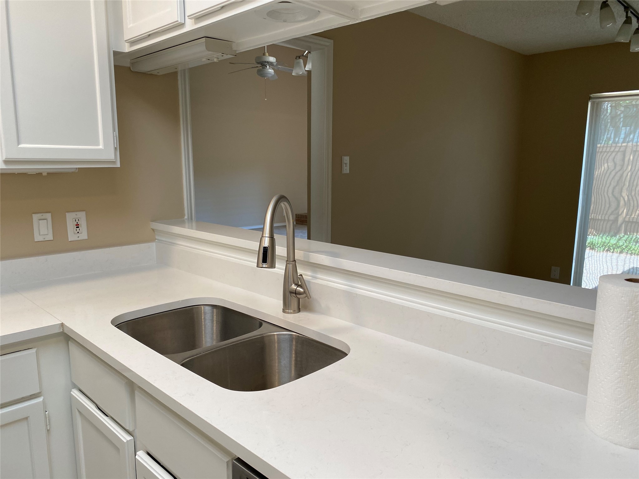7922 Ridgeline North Austin, TX 78759 - Photo 10 of 24 Overlooks the breakfast area often used as a 2nd living.