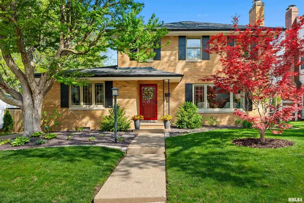 $284,900 | 301 West Hollyridge Circle, Peoria, IL 61614