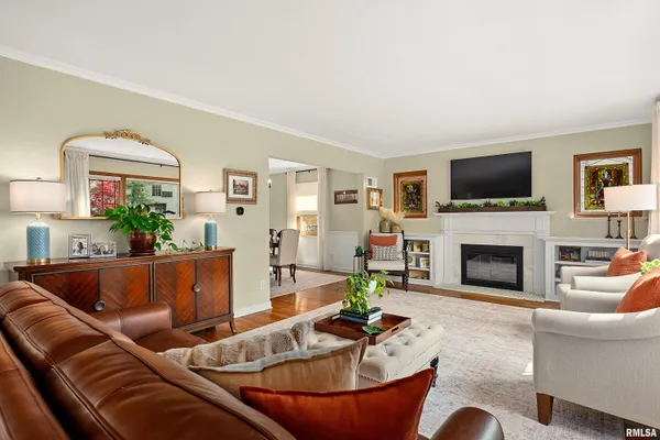 $284,900 | 301 West Hollyridge Circle, Peoria, IL 61614
