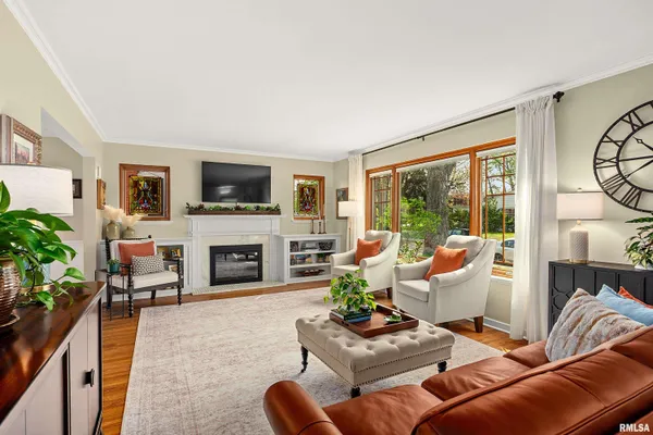 $284,900 | 301 West Hollyridge Circle, Peoria, IL 61614