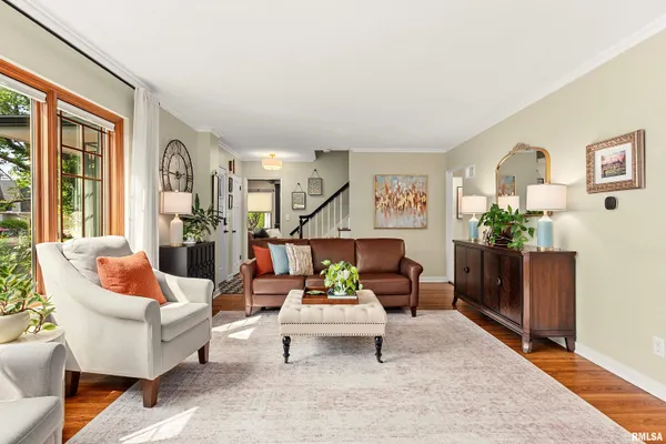 $284,900 | 301 West Hollyridge Circle, Peoria, IL 61614