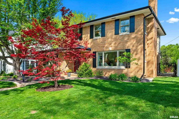 $284,900 | 301 West Hollyridge Circle, Peoria, IL 61614
