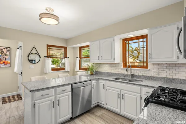 $284,900 | 301 West Hollyridge Circle, Peoria, IL 61614