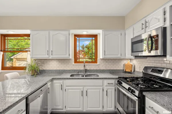 $284,900 | 301 West Hollyridge Circle, Peoria, IL 61614