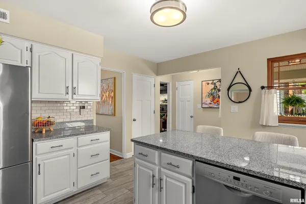 $284,900 | 301 West Hollyridge Circle, Peoria, IL 61614