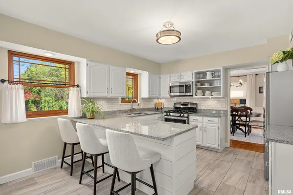 $284,900 | 301 West Hollyridge Circle, Peoria, IL 61614