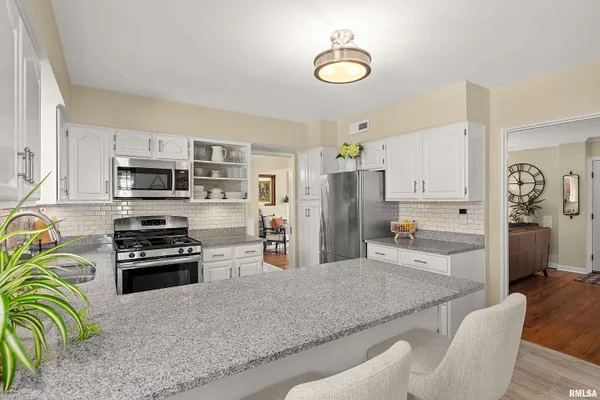 $284,900 | 301 West Hollyridge Circle, Peoria, IL 61614