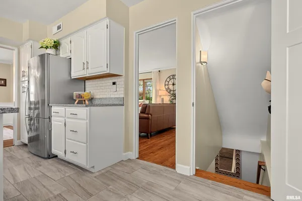 $284,900 | 301 West Hollyridge Circle, Peoria, IL 61614